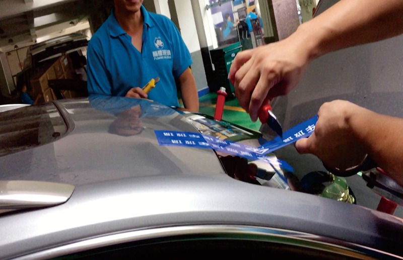 Auto glass tape application 2_800.jpg Auto glass tape application 2_800.jpg